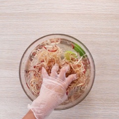 500gr bắp chuối bóc vỏ già, bào nhỏ rồi ngâm ngay vào nước lọc pha với 1 muỗng canh phèn chua để bắp chuối không bị đen.
