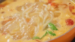 Cuối cùng cho cải ngọt, rong biển khô vào, tắt bếp ngay.