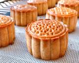 🥮 Làm 3 lần như vậy mỗi lần 5-7 phút đến khi bánh rám vàng mặt là được, mang ra ngoài để nguội.
🥮 Để bánh bên ngoài sau 2 ngày thì vỏ bánh sẽ mềm hơn và tươm dầu óng mượt hơn khi mới nướng, đó là lúc thưởng thức ngon nhất. (Nhớ bọc bánh kín khi nguội)
🥮 Bảo quản trong túi kín được 1 tuần.