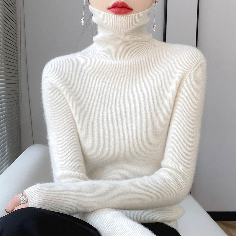 Women's seamless turtleneck sweater made of 100% wool