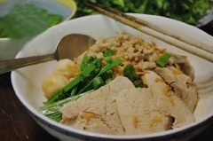Vậy là với một chút thời gian ngày cuối tuần, cả nhà đều được thưởng thức một tô hủ tiếu khô dân dã, ngon miệng, hấp dẫn đến khó cưỡng lại đấy. Bạn còn chờ gì mà không nhanh chóng lưu lại công thức nào.