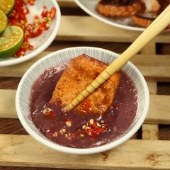 Canh bún bạch tuộc nóng hổi thơm lừng đầy ấp topping, cho thêm chút mắm tôm làm dậy mùi món ăn gây kích thích vị giác đã sẵn dàng để thưởng thức rồi.