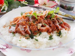 Xếp xôi ra dĩa, bày thịt xá xíu lên trên, thêm mỡ hành, hành phi cùng cải chua là có thể thưởng thức rồi đó. Món xôi thịt xá xiu cho bữa sáng này cực kì bổ dưỡng, ngon lành và no bụng nha. Lưu lại công thức và làm ngay nhé.