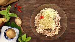 Cho 300gr thịt ba chỉ, 100gr da heo và 500gr tai heo luộc chín, cắt sợi vào tô. Nêm gia vị gồm 20gr tỏi băm, 40gr riềng băm, 20gr ớt băm, 20gr đườngm 2gr tiêu, 5gr hạt nêm, 20ml nước mắm và 50gr mè rang. Dùng tay trộn đều. Tiếp theo cho 30gr thính gạo và trộn đều lần nữa cho các nguyên liệu hòa quyện với nhau.