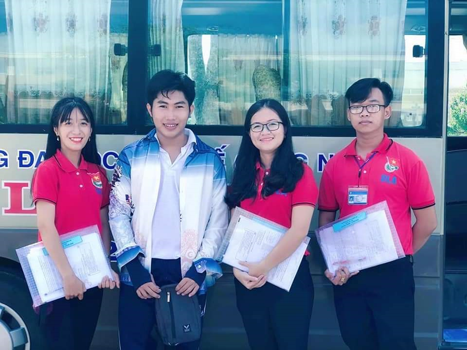 Tư vấn tuyển sinh cho học sinh lớp 12