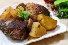 Kho cho cá cạn nước là tắt bếp, rắc thêm chút tiêu cho dậy mùi thơm ngon hơn. Gắp cá cho ra đĩa, mùi vị thơm lừng, đậm đà, nóng hổi khiến cả nhà hào hứng hơn khi ngồi vào bàn ăn.
