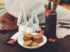 Bánh chín lấy ra khỏi lò, để nguội hoàn toàn trên khay (không di chuyển khi bánh còn nóng vì dễ làm vỡ bánh). Bảo quản trong hộp kín, nên có thêm túi hút ẩm. Dùng trong 3 tuần.