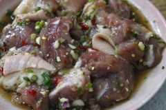 Ướp thịt heo với hành, tỏi, ớt băm, ngò rí và hành lá băm nhuyễn. Cho thêm 2 muỗng cà phê hạt nêm, 2 muỗng canh nước mắm, để khoảng 15 phút cho thịt ngắm gia vị thì bắt chảo lên bếp xào sơ cho săn thịt