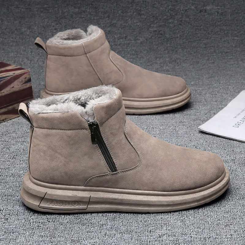 Lined men's snow boots to slip on