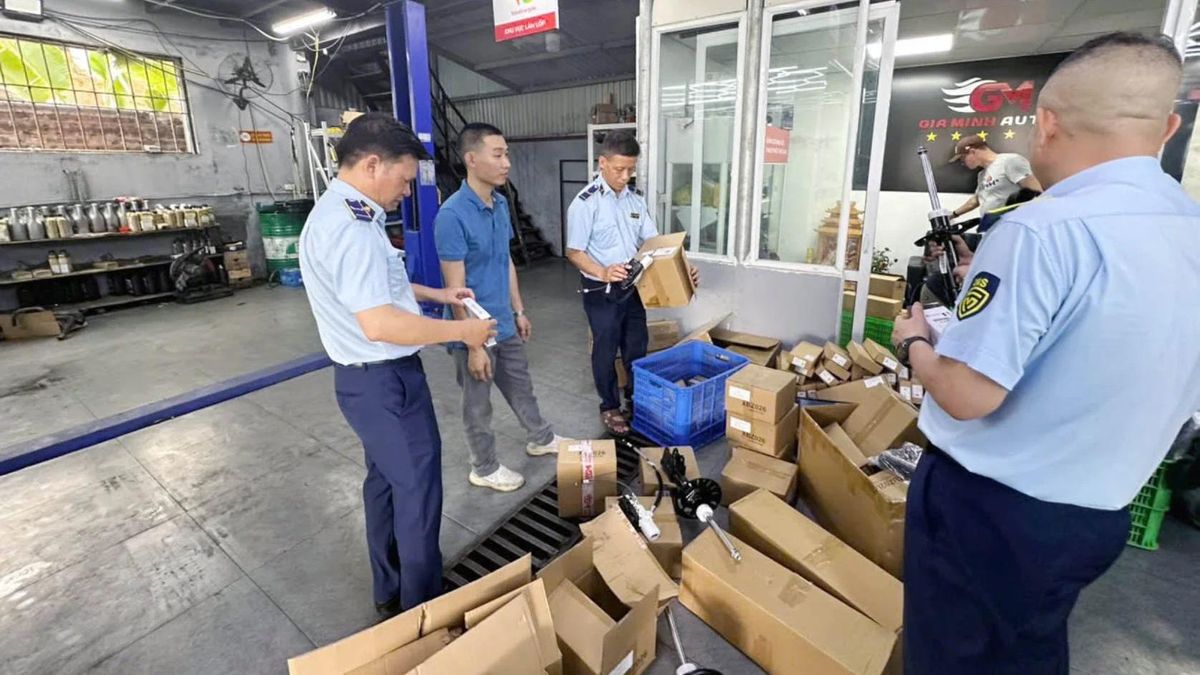 Phát hiện hàng trăm phụ tùng ô tô giả mạo nhãn hiệu - Đài Phát thanh và truyền hình Hà Nội