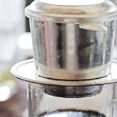 Cách làm (cách pha) cà phê nước cốt dừa ngon: Đầu tiên hòa bột cà phê với nước nóng cho tan và để thật nguội (Sử dụng cà phê pha phin sẽ ngon hơn).