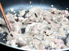 Làm nóng chảo với 2 muỗng canh dầu ăn. Cho thịt bò lên, xào cho thịt bò vừa chín tới thì tắt bếp.