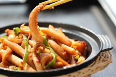 Nếu đã ngán những bữa cơm thịt, cá bình thường, hãy thử làm món mực xào cay hấp dẫn lạ miệng cho cả gia đình.