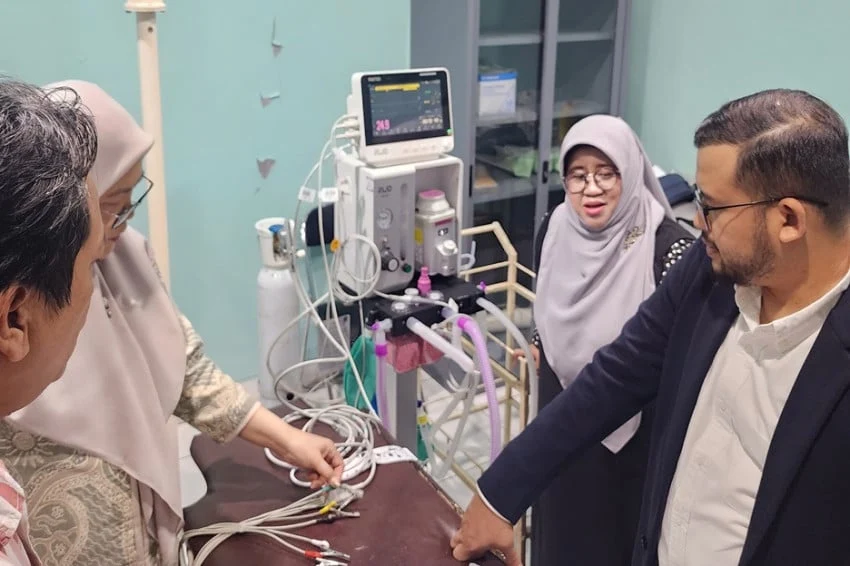 Penyerahan hibah alat kesehatan dari ASK Medika kepada Fakultas Kedokteran Hewan Universitas Airlangga.