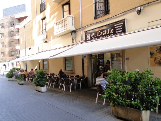 Exterior of Churrería Chocolatería Castillo near the Gruta de las Maravillas in Aracena.
