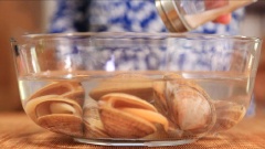 Rửa sạch nghêu, ngâm nghêu với dung dịch nước muối pha loãng trong khoảng 4 giờ để loại bỏ cát, bùn và tạp chất trong nghêu. Vớt nghêu ra và rửa sạch lại với nước. Gọt sạch vỏ mướp, đem đi rửa sạch sau đó cắt thành khối vừa ăn.