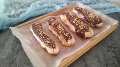 Bánh su kem chocolate đậu phộng cũng với chiếc bánh su mà bạn vẫn hay biết, nhồi cùng kem, thanh long ruột đỏ, áo thêm chút chocolate và đậu phộng rang thơm lừng. Ai là "fan" của bánh ngọt thì không thể bỏ lỡ nhé!
