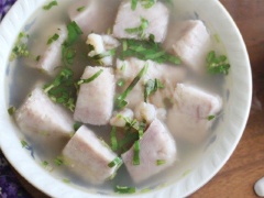 Canh khoai sọ hầm đậu ngự rất đơn giản và dễ nấu lắm phải không nào. Món canh có những miếng khoai sọ và đậu ngự bùi bùi, nước canh thanh đạm, ăn cùng với cơm trắng rất ngon. Món canh khoai sọ hầm đậu ngự nóng hổi rất thích hợp cho những bữa cơm gia đình ngày lạnh nhé.