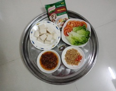 Cắt đậu hủ hạt lựu lớn, chiên vàng với dầu ăn. Sả và ớt băm nhỏ.