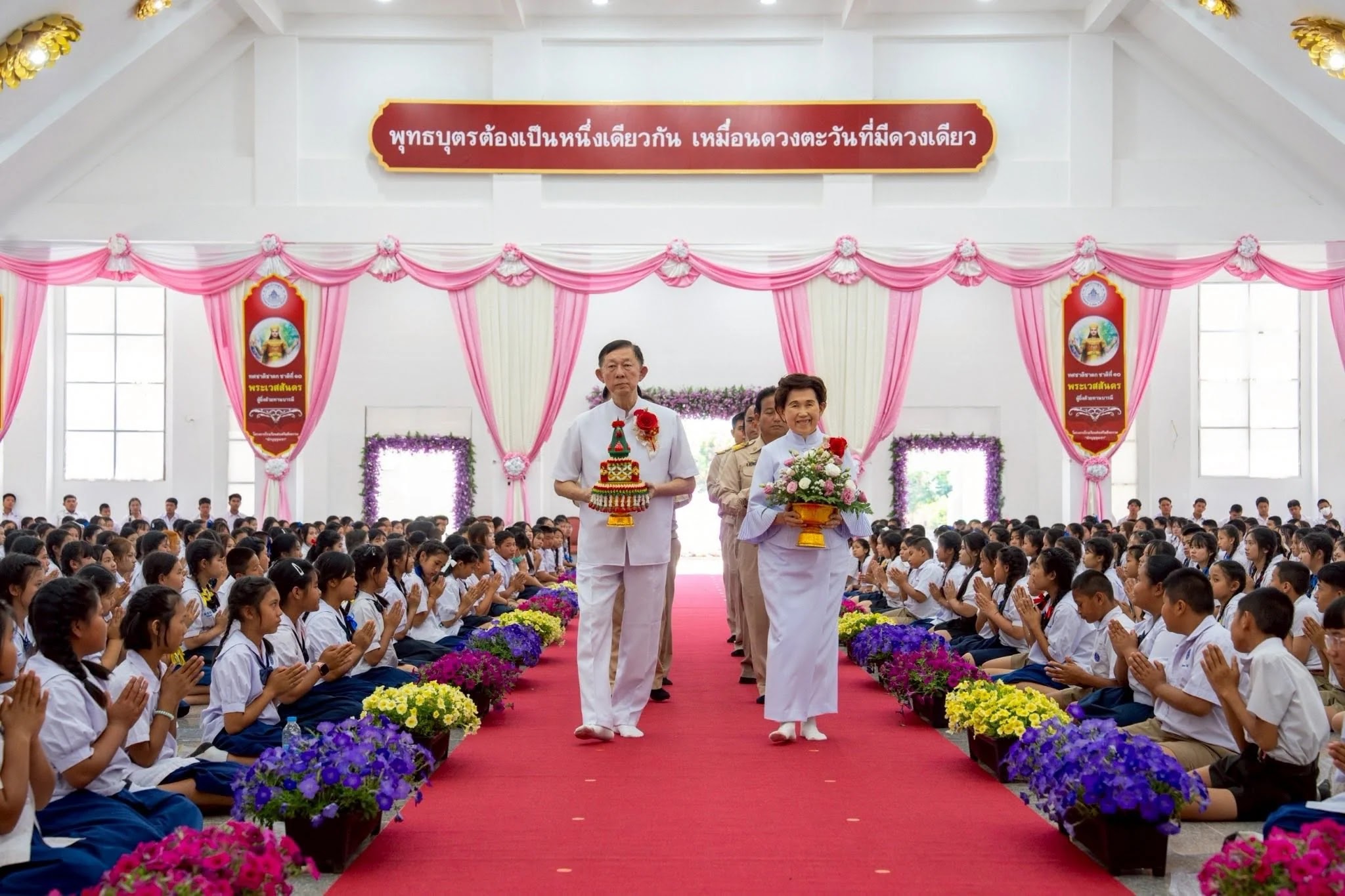 ภาพประกอบ 26 มีนาคม 2569 … สามเณรที่สอบผ่านนักธรรม ครู และนักเรียน ที่สอบผ่านธรรมศึกษา ประจำปีการศึกษา 2568 ในเขตอำเภอฮอด อมก๋อย ดอยเต่า สบเมย ได้มารับทุนการศึกษา ซึ่งได้มีการมอบทุนให้ทั้งผู
