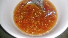 Rau húng quế (hoặc rau thơm) rửa sạch, đu đủ gọt vỏ, bào sợi và rửa sạch. Làm nước mắm tỏi ớt: Tỏi, ớt, bột ngọt, đường cho vào cối giã nát, sau đó cho nước mắm vào khấy đều.