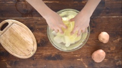 Khoai tây sau khi mua về bào bỏ lớp vỏ bên ngoài, rửa sạch với nước sau đó dùng dao bào thật mỏng khoảng 2mm. Cho khoai tây đã bào mỏng vào tô nước rửa sơ. Sau đó, chuẩn bị một tô nước, cho vào 1 muỗng cà phê muối rồi bỏ khoai tây vào ngâm khoảng 30 phút. Cách này sẽ giúp khoai được giòn ngon hơn khi chiên và tránh khiến khoai bị thâm đen.