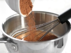 Trong nồi nhỏ cho 1 muỗng canh bột cacao, 1 muỗng đường nâu, 1/4 muỗng bột quế, chút xíu ớt bột và trộn đều. Chế 450ml sữa tươi vào nồi đun nóng, khuấy đều cỡ 1 - 2 phút, sau đó cho bột cacao vào, khuấy đều lên là tắt bếp và xong rồi đó.