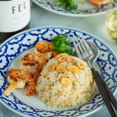 Cơm chiên tỏi tôm nướng không chỉ ngon về hương vị mà còn là ở chất lượng cũng như màu sắc món ăn. Bạn hãy thử ngay món cơm chiên này theo kiểu hoàn toàn khác, lạ vị hơn nhé.