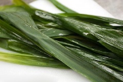 Lá dứa rửa sạch, để ráo.