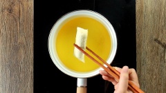 Bạn chiên bánh ngập dầu khoảng 3-4 phút là bánh vàng chín giòn.