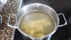 Bắt nồi nước dùng gà lên bếp nấu sôi rồi thả sủi vào nấu chín, có thể nêm nếm nước dùng cho vừa ăn, thêm cải vào nếu thích. Nấu đến khi thấy sủi cảo nổi lên thì bánh đã chín. Tắt bếp múc sủi cảo ra tô và thưởng thức ngay khi còn nóng.