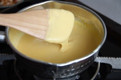 Đun đến khi hỗn hợp bám 1 lớp mỏng ở muôi thì cho thêm 100gr phô mai Cheddar bào sợi vào khuấy cho tan. Nêm nếm lại với chút muối tiêu cho vừa miệng.