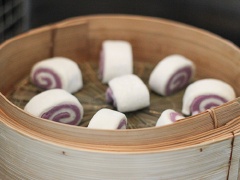 Dùng dao cắt cuộn bột thành các phần nhỏ. Đặt bánh vào xửng hấp, đun sôi nồi nước khoảng 15 phút cho bánh bao hấp chín. Sau đó vặn nhỏ lửa, mở nắp vung, để thêm khoảng 5 phút.