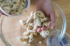 Thịt cua để ráo nước, lọc sạch xương.