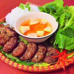 Cho nước chấm đã pha vào nồi đun ấm. Rửa sạch các loại rau sống. Dọn bún, rau ra dĩa, cho chả, dưa đu đủ cà rốt vào nước chấm và thưởng thức.