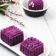 Những chiếc bánh xinh xắn, đẹp mắt đã hoàn thành mà y hệt ngoài tiệm. Phần nhân hạt sen thơm mịn sẽ làm món bánh trung thu này trở nên hấp dẫn vô cùng.