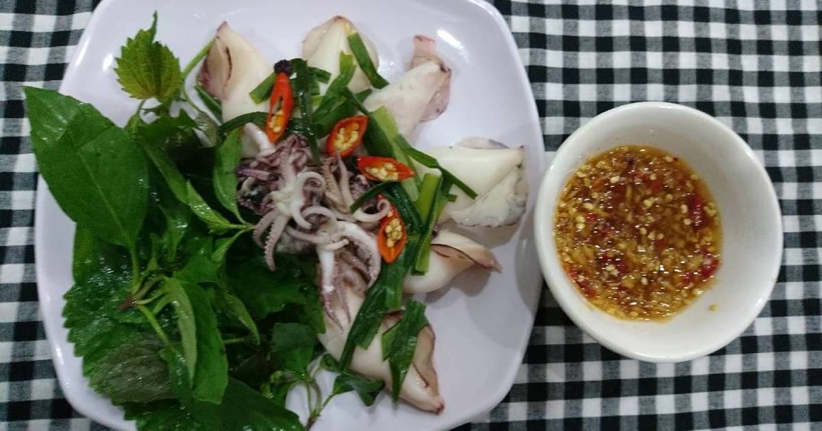 Mực hấp chấm mắm gừng