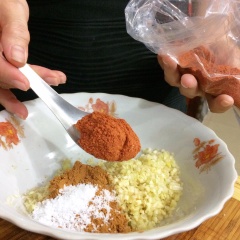 Ướp khô bò xé sợi: Sả bằm và tỏi băm nhỏ trộn chung với 1 gói ngũ vị hương, 1 muỗng nhỏ muối, 2 muỗng canh ớt bột, 1 muỗng canh đường nâu, 4 muỗng canh dầu hào trộn đều nước sốt lại với nhau.