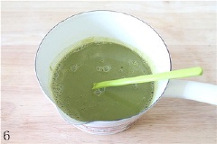 Đổ hỗn hợp bột matcha vào hỗn hợp trứng sữa, khuấy đều, để nguội.