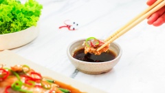 Cá diêu hồng chưng nước tương là món ăn được nhiều người yêu thích, vị thơm ngon béo ngậy của cá hòa quyện với các gia vị gừng, hành lá, nước tương tạo nên một món ăn tuyệt vời. Để món ăn hấp dẫn và bổ dưỡng hơn bạn có thể cuốn cá ăn kèm với rau hay dùng với cơm nóng. Vậy các bạn nhớ lưuu lại công thức của Maggi để có dịp trổ tài món ngon chiêu đãi cả nhà trong bữa ăn nhé!