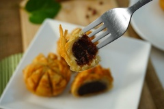 Bánh trung thu chiên có lớp vỏ ngoài giòn nở bung thành nhiều lớp cùng nhân đậu đỏ bắt mắt và bùi thơm hấp dẫn chắc chắn sẽ đem lại cảm giác mới lạ cho cả nhà vào dịp Trung thu này đấy. Nếu thích bạn có thể làm nhiều loại nhân khác nhau nhé!