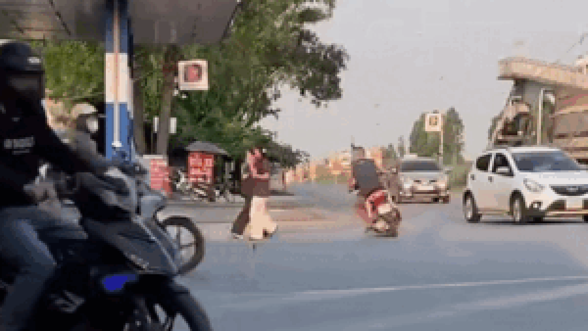 Vừa lướt qua 2 cô gái, thanh niên gặp sự cố khó đỡ vô cùng - Tạp chí SaoStar