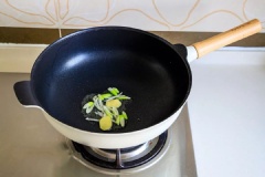 Tôm tích mua về rửa sạch, lột vỏ lấy phần thịt. Gốc hành và gừng xắt lát. Hẹ rửa sạch, cắt khúc vừa ăn. Làm nóng dầu trong chảo, cho hành và gừng vào phi thơm, sau đó cho hẹ vào xào chín mềm. Cuối cùng cho tôm tích cùng 2 muỗng nước tương, 1/4 muỗng nước và xào đến khi tôm chín, thấm gia vị là đươc. Trút tôm xào ra dĩa và ăn cùng cơm nóng.