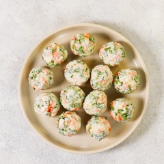 Cho 2 muỗng canh bột năng vào tô rau củ, trộn đều. Sau đó, nắn rau củ thành hình tròn, vừa ăn (Trong trường hợp rau củ quá khô, không kết dính với nhau thì cho thêm một ít nước lọc vào). Tiếp đến, đem hấp cách thủy trong 10 phút.