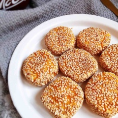 Bánh nếp khoai lang sữa tươi bọc mè nướng chín bùi, thơm hương mè đặc trưng. Bánh nướng không quá ngọt nên nếu hảo ngọt thì bạn có thể rưới thêm chút mật ong ăn kèm nhé! Hoặc ăn cùng mứt dẻo trái cây đều rất tuyệt.