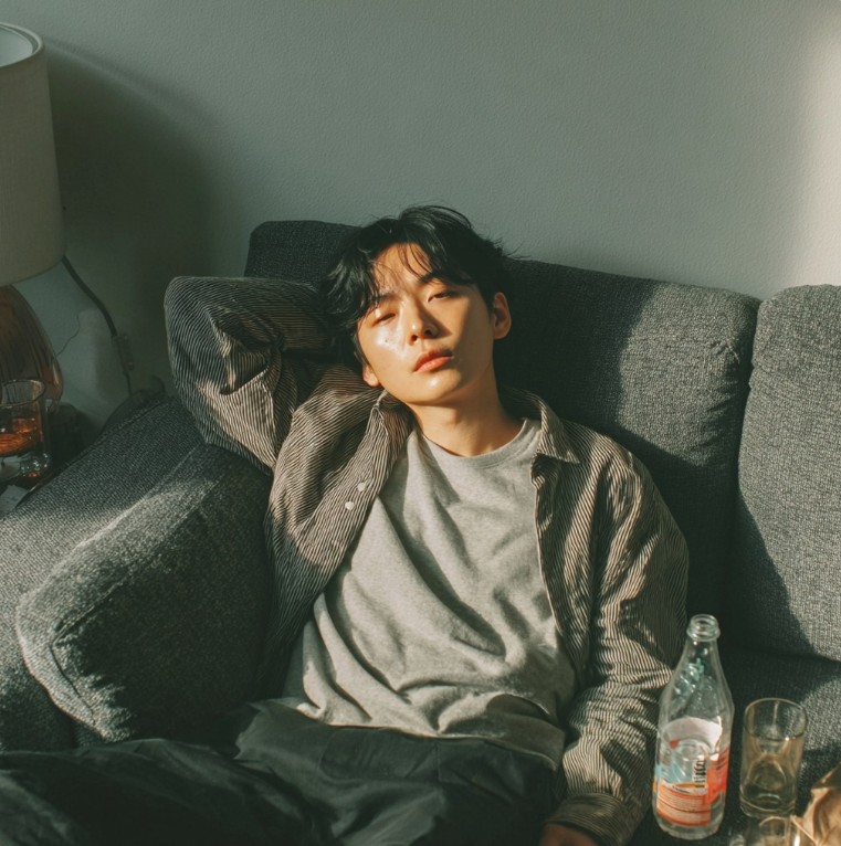 물을 자주 마시며 피곤해 보이는 사람의 모습