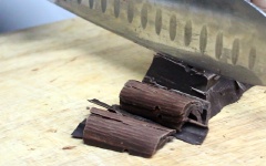 Cắt nhỏ chocolate đen. Cho vào tô nhôm hoặc tô thủy tinh. Bước này sẽ giúp chocolate nhanh tan chảy hơn khi chưng cách thủy.