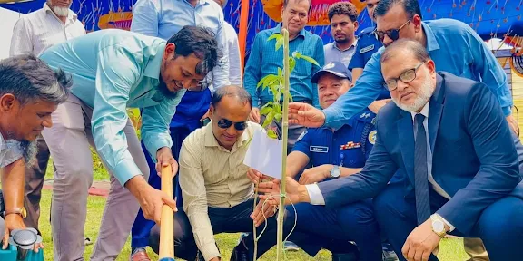 পটুয়াখালী-কুয়াকাটা মহাসড়কে বৃক্ষরোপণ কর্মসূচির উদ্বোধন।