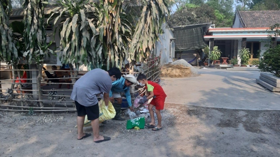 Đoàn viên DLA và người thân đang thực hiện thu gom rác thải nhựa