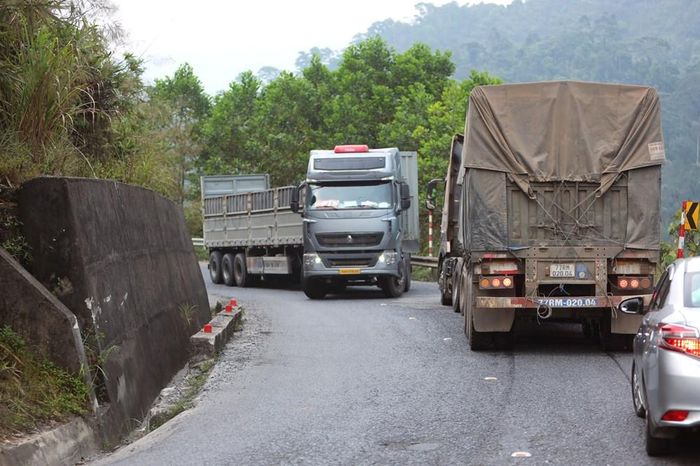Xe đầu kéo 'bủa vây' Quốc lộ 49, người dân nơm nớp lo sợ - Báo Văn hóa